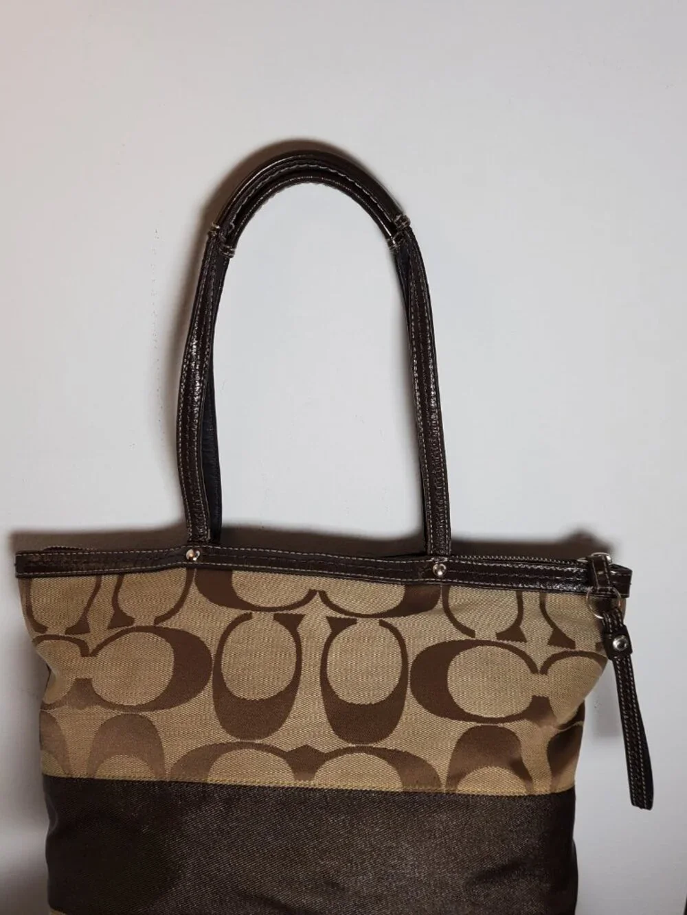 32. COACH SIGNATURE LOGO MEDIUM ZIP TOP SHOULDER BAG BROWN/BEIGE LINED POCKETS